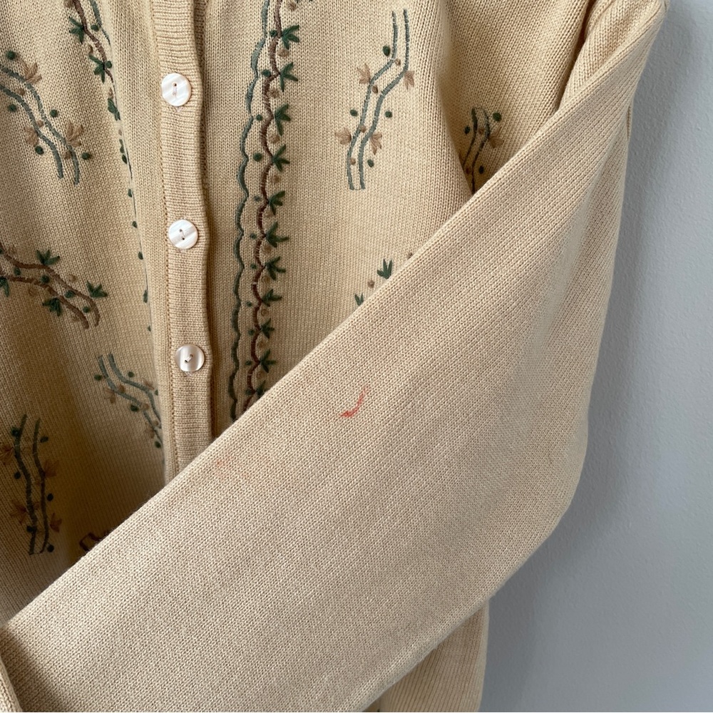 Chic Cream Cardigan with Embroidered Details - Picture 8 of 8